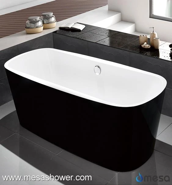 Itim na bathtub na malayang nakapuwesto, simple at moderno ang disenyo