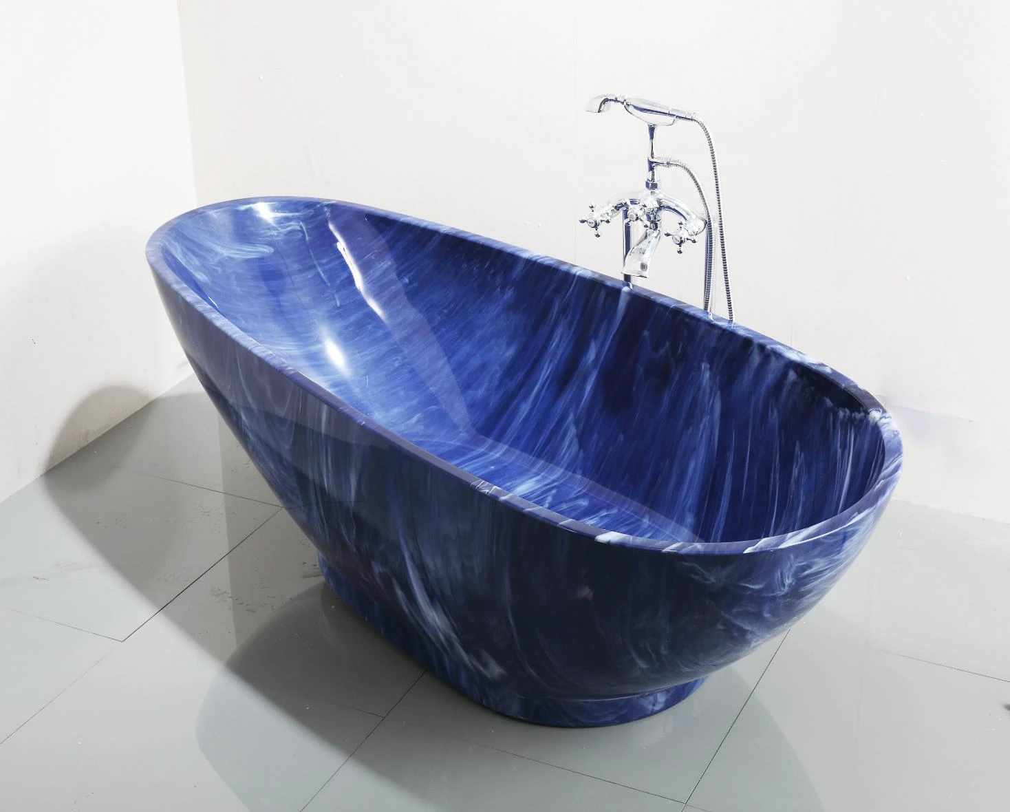 C-3177-YCB_ 2017 Luxuriöse freistehende Badewanne aus unregelmäßig geformtem, wolkig blauem Acryl zum Baden, Tub-3.JPG