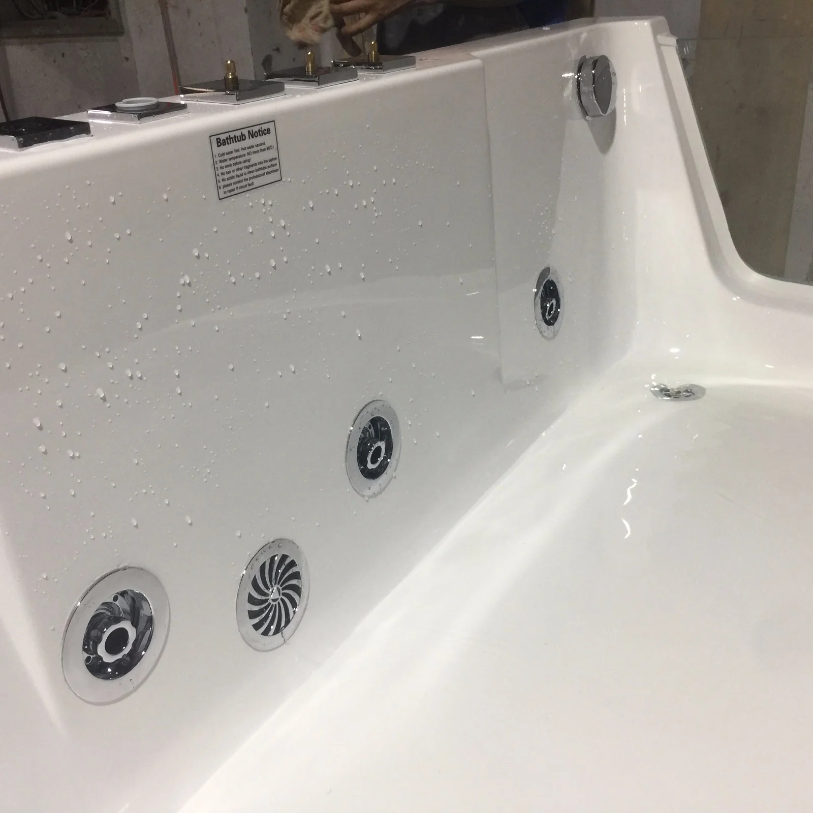 C-3132(R) Eckbadewanne aus Acryl und Glas mit Massagedüsen, modernes schlichtes Design, zum günstigen Preis 4.jpg