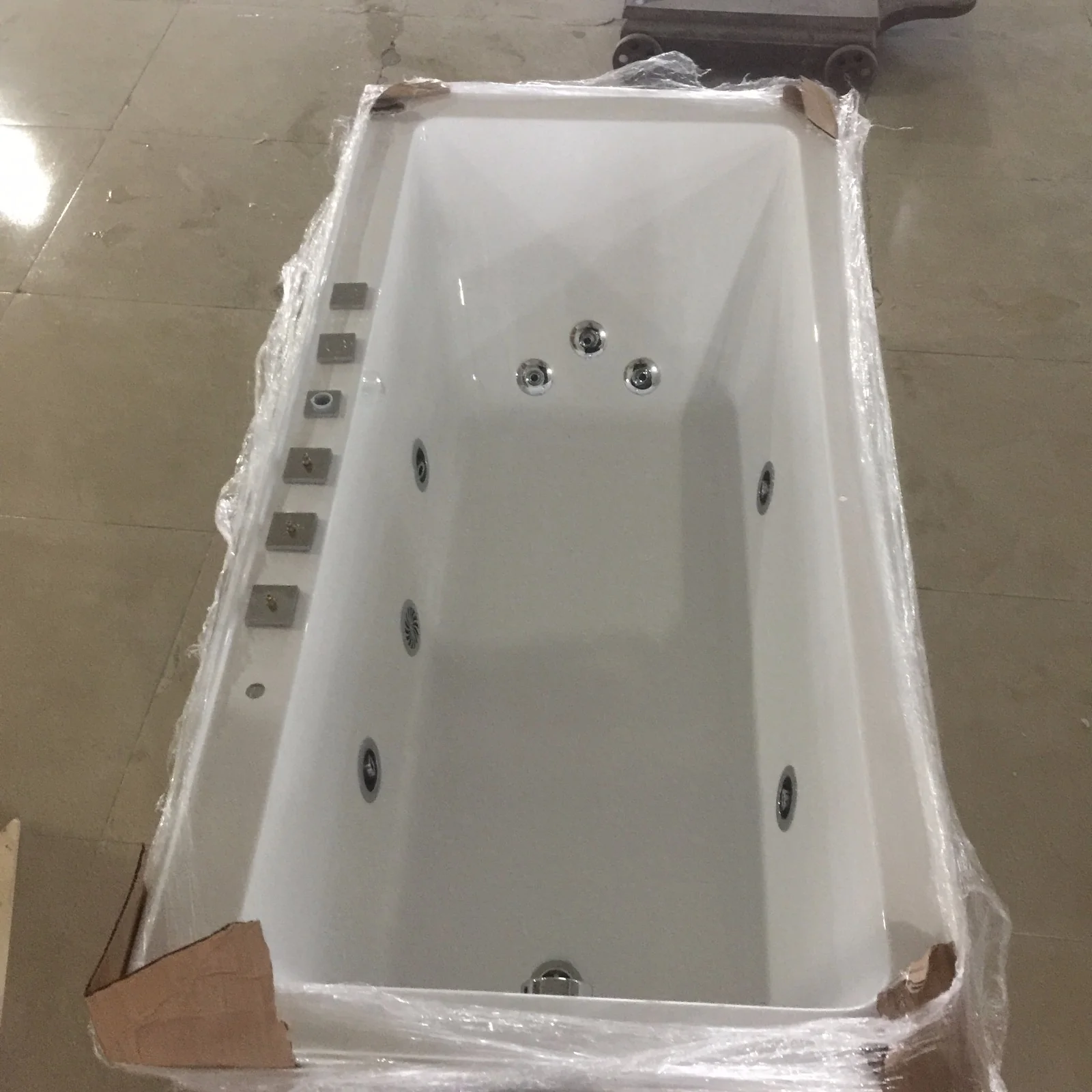 C-437 C-3127(R) Simple Modern Design Style Hot Corner Whirlpool Jetted Bathroom Acrylic Tub for Sale 2.JPG