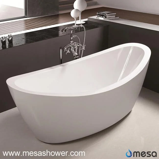 Bathtub na solid surface na nakatayong mag-isa at hugis-bangka, may drain sa gitna