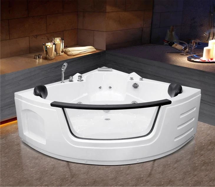 Gro&szlig;e Badewanne mit Sch&uuml;rze