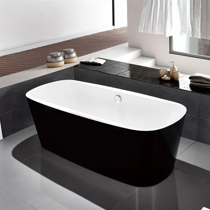 Itim na bathtub na malayang nakapuwesto