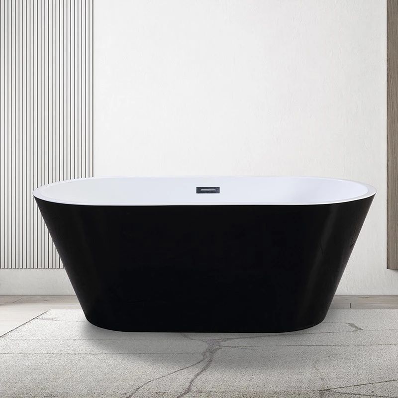 Schwarze freistehende Badewanne