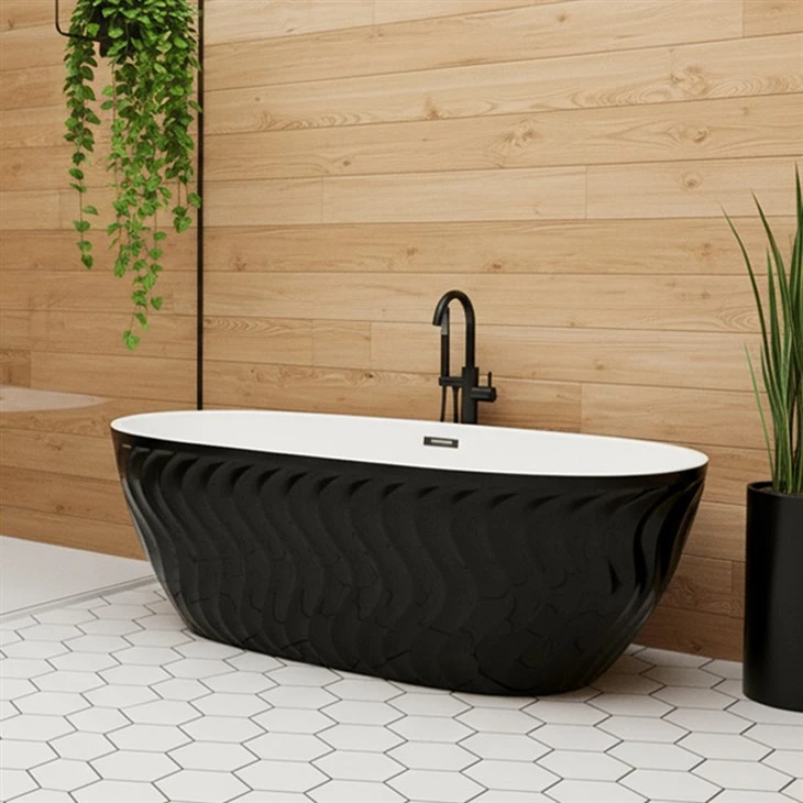 Itim na bathtub na malayang nakapuwesto