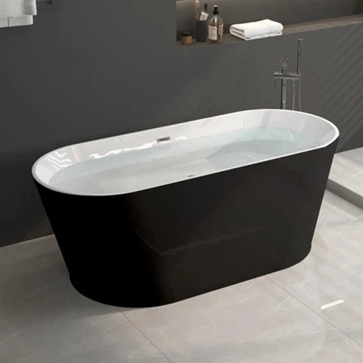 Itim na bathtub na malayang nakapuwesto