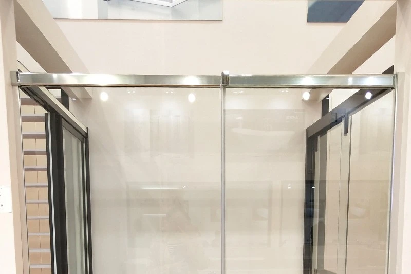 China 1700 sliding shower door China 1700 sliding shower door